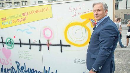 Wie weiblich, wie männlich fühlst du dich? „Egal! mal so, mal so“, schreibt Klaus Wowereit im September 2015 beim Aktionstag gegen Geschlechterdiskriminierung auf ein Transparent. Auch biologisch betrachtet ist das eine rationale Antwort. 