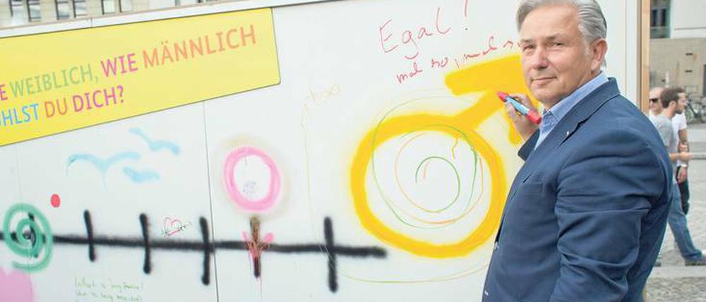 Wie weiblich, wie männlich fühlst du dich? „Egal! mal so, mal so“, schreibt Klaus Wowereit im September 2015 beim Aktionstag gegen Geschlechterdiskriminierung auf ein Transparent. Auch biologisch betrachtet ist das eine rationale Antwort.