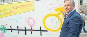 Wie weiblich, wie männlich fühlst du dich? „Egal! mal so, mal so“, schreibt Klaus Wowereit im September 2015 beim Aktionstag gegen Geschlechterdiskriminierung auf ein Transparent. Auch biologisch betrachtet ist das eine rationale Antwort.