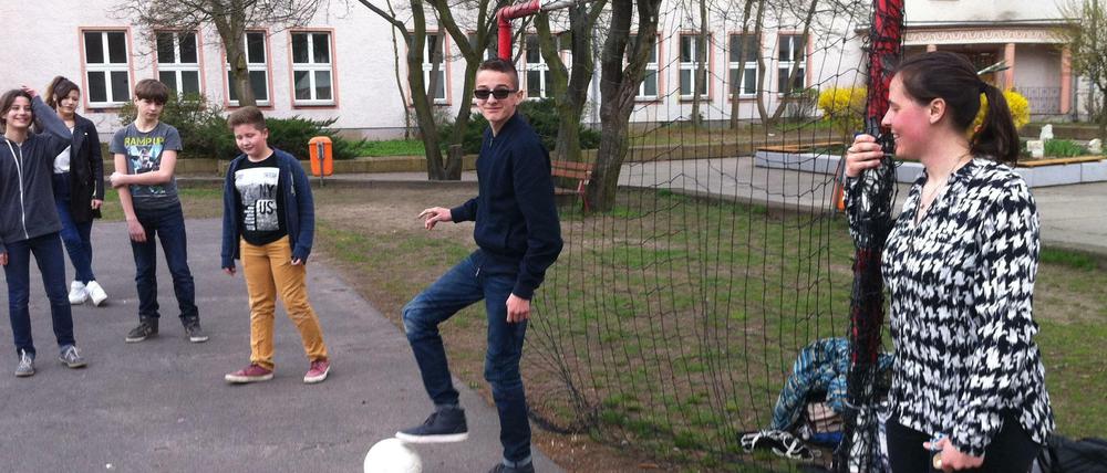 In der großen Pause spielt Glendis Demiri (Mitte) mit seinen Klassenkameraden immer Fußball. Lehrerin Fanny Jeschek (rechts) schaut zu. 