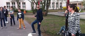 In der großen Pause spielt Glendis Demiri (Mitte) mit seinen Klassenkameraden immer Fußball. Lehrerin Fanny Jeschek (rechts) schaut zu. 