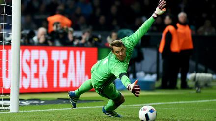 Der Deutsche Torwart Manuel Neuer kann den Treffer zum 2:1 durch Englands Harry Kane (nicht im Bild) verhindern. 