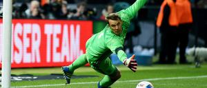 Der Deutsche Torwart Manuel Neuer kann den Treffer zum 2:1 durch Englands Harry Kane (nicht im Bild) verhindern.