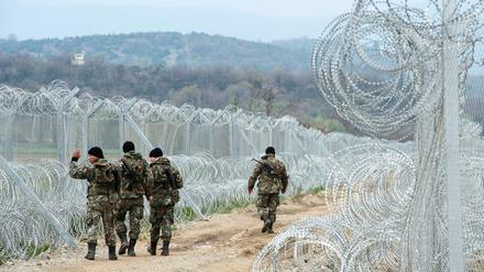 Mazedonische Soldaten an der Grenze zwischen Mazedonien und Griechenland. 