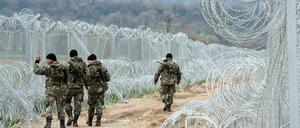 Mazedonische Soldaten an der Grenze zwischen Mazedonien und Griechenland.
