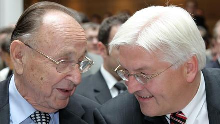 Außenpolitiker im Gespräch: Hans-Dietrich Genscher und Frank-Walter Steinmeier 2007 bei einer Buchvorstellung in Berlin.