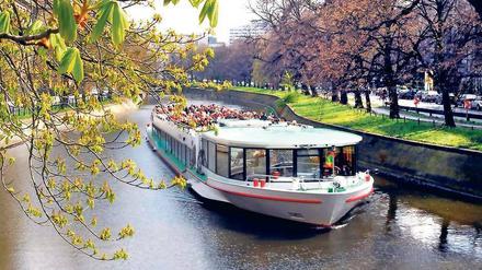 Im Frühjahr sind die Bootstouren auf dem Landwehrkanal beliebt bei Touristen und Berlinern. Unter Wasser findet sich aber so manches Hindernis. 