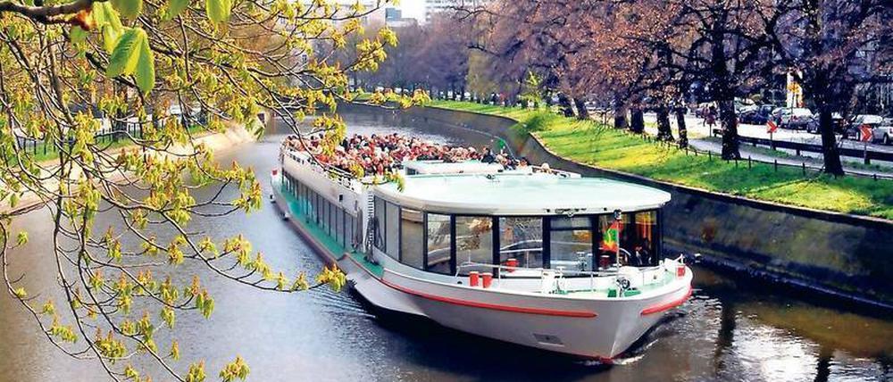 Im Frühjahr sind die Bootstouren auf dem Landwehrkanal beliebt bei Touristen und Berlinern. Unter Wasser findet sich aber so manches Hindernis. 