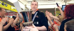 Nach der Landung am Flughafen Schönefeld präsentierte Berlins Felix Fischer den Siegerpokal – und die etwa 150 Fans wollten ihn alle mal anfassen. 