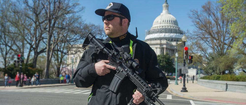 Ein Polizeibeamter vor dem Kapitol in Washington D.C. Am Montag war es in dem Besucherzentrum des Gebäudes zu einem Schusswechsel gekommen. 