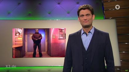 Moderator Christian Ehring moderiert während der Sendung "extra 3" den satirischen Song: "Erdowie, Erdowo, Erdogan" an.