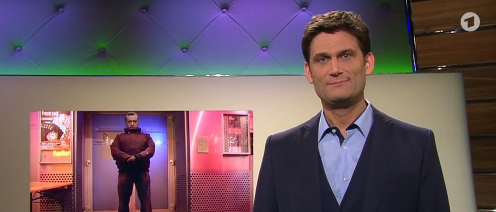 Moderator Christian Ehring moderiert während der Sendung "extra 3" den satirischen Song: "Erdowie, Erdowo, Erdogan" an.