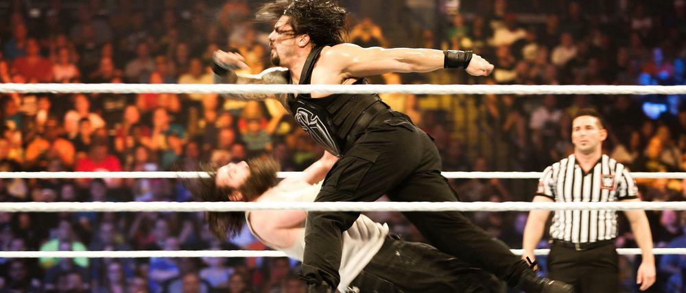 Roman Reigns bei seinem Paradeschlag, dem "Superman punch".