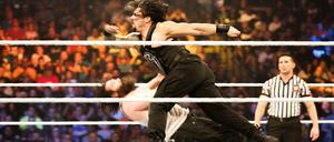 Roman Reigns bei seinem Paradeschlag, dem "Superman punch".