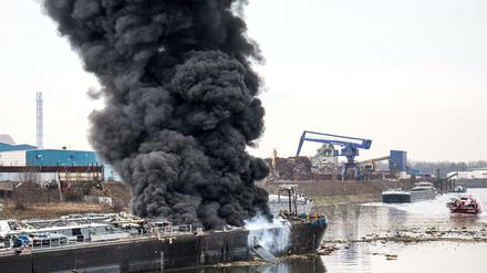 Die Rauchwolke, die sich nach der Explosion im Lagerraum des Tankers bildete, war kilometerweit sichtbar.