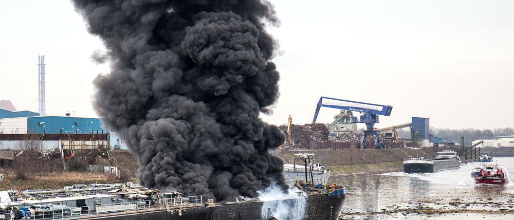 Die Rauchwolke, die sich nach der Explosion im Lagerraum des Tankers bildete, war kilometerweit sichtbar.