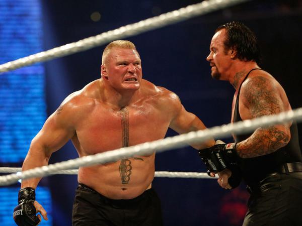 Brock Lesnar (links) brach ein Interview ab, in dem er nach Anabolika-Konsum befragt wurde.