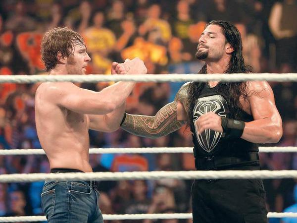 Roman Reigns (rechts) soll der nächste große Superstar sein. Viele Fans lehnen das ab.