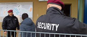 Wachleute in der baden-württembergischen Erstaufnahmeeinrichtung für Flüchtlinge in Ellwangen 