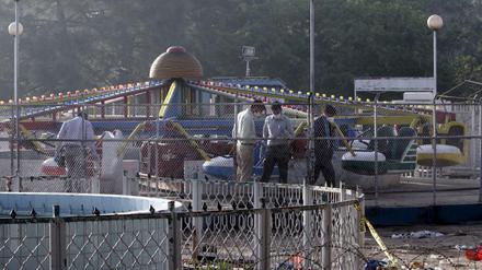Am Montag nach den Attentat auf einen Freizeitpark in Lahore untersuchen Forensiker den Tatort. Mindestens 70 Menschen, darunter viele Kinder, wurden bei dem Anschlag getötet. 