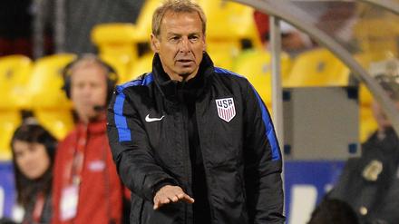 Ruhig Jungs, alles im Griff. Klinsmann beim Spiel gegen Guatemala.