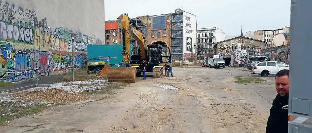 Anbaggern. Hinter dem Tacheles beginnt die Enttrümmerung alter Keller.