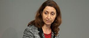 Die Staatsministerin für Integration, Aydan Özoguz (SPD) spricht am 25.02.2016 im Deutschen Bundestag.