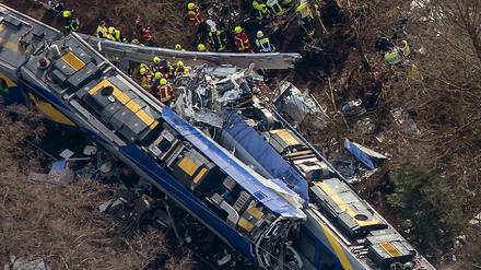 Rettungskräfte stehen am 9. Februar 2016 an der Unfallstelle des Zugunglücks in der Nähe von Bad Aibling. 