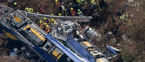 Rettungskräfte stehen am 9. Februar 2016 an der Unfallstelle des Zugunglücks in der Nähe von Bad Aibling. 