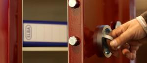 Einen Tresor in modischem Bordeauxrot.