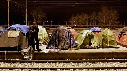 Flüchtlinge campieren in Idomeni an den Bahngleisen 