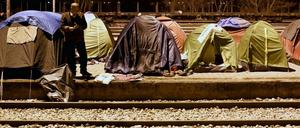 Flüchtlinge campieren in Idomeni an den Bahngleisen 