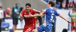 Kölns Leonardo Bittencourt (links) im Duell mit Hoffenheims Sebastian Rudy.