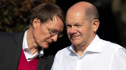 Olaf Scholz (r.) und Gesundheitsexperte Karl Lauterbach stehen bei einem Wahlkampfauftritt zusammen.