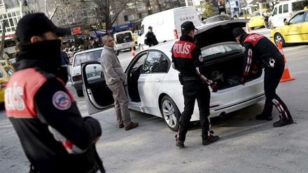Die Anschlagsgefahr ist groß - und die Unsicherheit auch. Im Zentrum von Ankara kontrollieren Sicherheitskräfte ein Fahrzeug. 