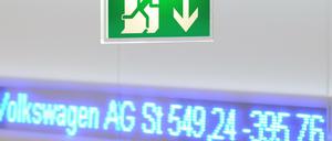 Ein Hinweisschild für einen Notausgang ist in der Börse in Frankfurt am Main vor einem elektronischen Laufband mit dem DAX-Wert von Volkswagen zu sehen.