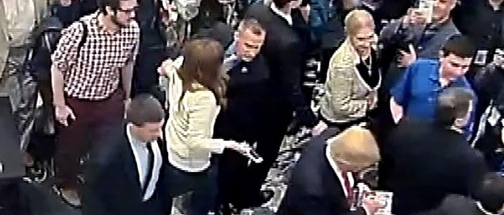 Rechts unten ist Donald Trump zu sehen, in der Mitte Corey Lewandowski, der Michelle Fields (in heller Kluft) am Arm fasst und abdrängt.
