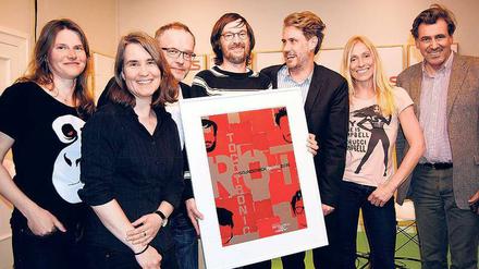 Preisübergabe. Elissa Hiersemann, Nadine Lange, Andreas Müller, Arne Zank, Dirk von Lowtzow, Anja Caspary und Kai Müller (v. l. n. r.). 