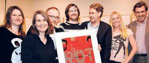 Preisübergabe. Elissa Hiersemann, Nadine Lange, Andreas Müller, Arne Zank, Dirk von Lowtzow, Anja Caspary und Kai Müller (v. l. n. r.). 