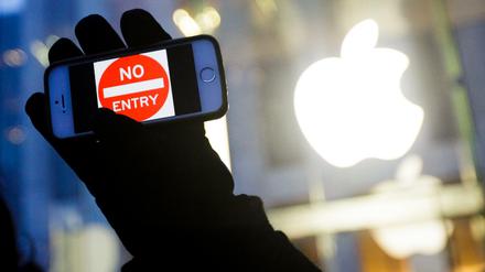 Kein Zutritt zum Inhalt dieses iPhones - mit solchen Botschaften warnen Nutzer immer wieder vor dem Zugriff auf Handys durch staatliche Behörden. 