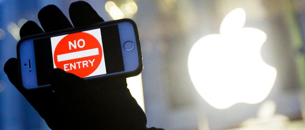 Kein Zutritt zum Inhalt dieses iPhones - mit solchen Botschaften warnen Nutzer immer wieder vor dem Zugriff auf Handys durch staatliche Behörden.