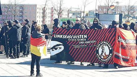 „Ungleichbehandlung.“ Dieses Transparent gegen „Linksfaschisten“ hatte die Polizei nicht beanstandet. Der Rektor sieht keinen Unterschied. 