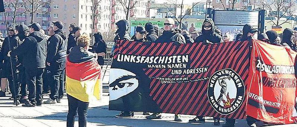 „Ungleichbehandlung.“ Dieses Transparent gegen „Linksfaschisten“ hatte die Polizei nicht beanstandet. Der Rektor sieht keinen Unterschied. 