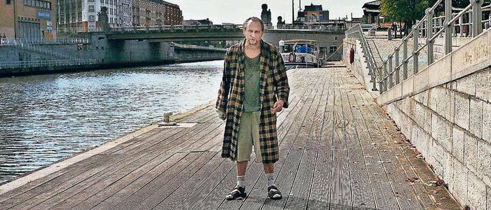 Er wohnt in Brüssel und hat schlechte Laune. Benoit Poelvoorde als Gott in einer Szene aus „Das Brandneue Testament“. Der belgische Film läuft in Berlin noch in den Kinos b-ware! und Cosima. 