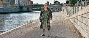 Er wohnt in Brüssel und hat schlechte Laune. Benoit Poelvoorde als Gott in einer Szene aus „Das Brandneue Testament“. Der belgische Film läuft in Berlin noch in den Kinos b-ware! und Cosima. 