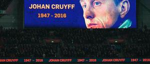 Beim Länderspiel der Niederlande gegen England wurde um das verstorbene Fußball-Idol Johan Cruyff getrauert.
