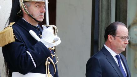 Frankreichs Präsident François Hollande (hier neben einem Mitglied der Republikanischen Garde) muss in diesen Tagen zahlreiche Rückschläge hinnehmen.