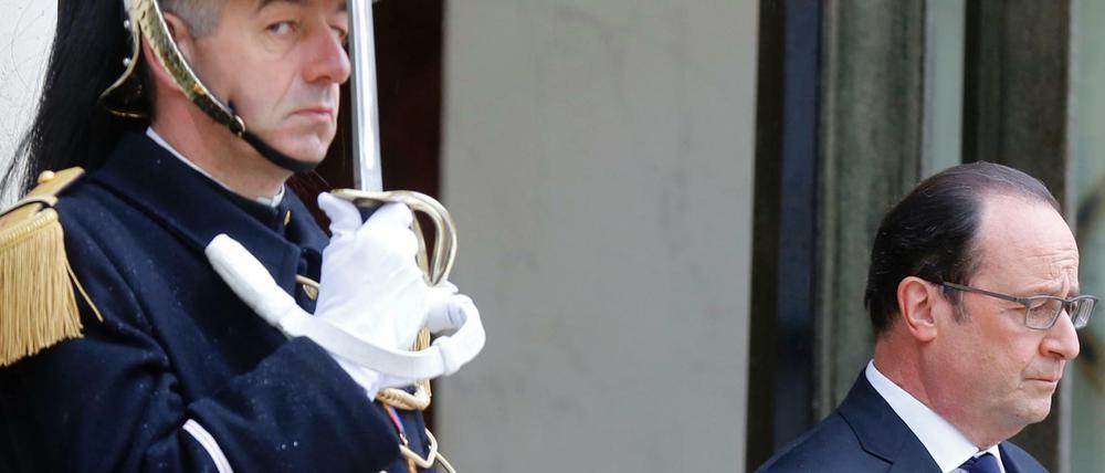 Frankreichs Präsident François Hollande (hier neben einem Mitglied der Republikanischen Garde) muss in diesen Tagen zahlreiche Rückschläge hinnehmen.