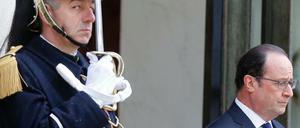 Frankreichs Präsident François Hollande (hier neben einem Mitglied der Republikanischen Garde) muss in diesen Tagen zahlreiche Rückschläge hinnehmen.