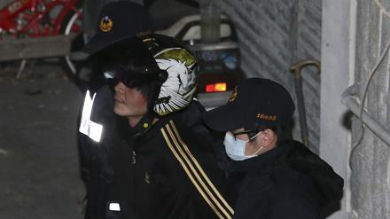 Der Verdächtige wird von Polizisten in Taiwan abgeführt. Er soll ein Vierjähriges Mädchen vor den Augen der Mutter ermordet haben. 